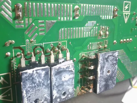 Carte de puissance d'une pompe à chaleur de piscine en cours de ré-soudage à l'atelier ECOTRONIK